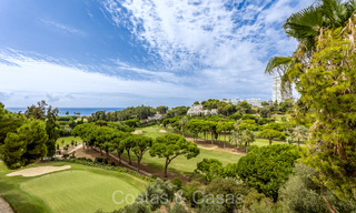 Amplio apartamento con espectaculares vistas al golf y al mar, a poca distancia de la playa en Marbella Este 74090 