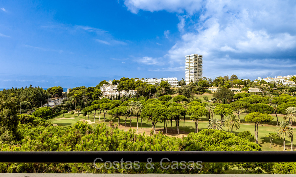 Amplio apartamento con espectaculares vistas al golf y al mar, a poca distancia de la playa en Marbella Este 74091