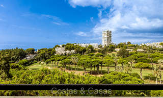 Amplio apartamento con espectaculares vistas al golf y al mar, a poca distancia de la playa en Marbella Este 74091 