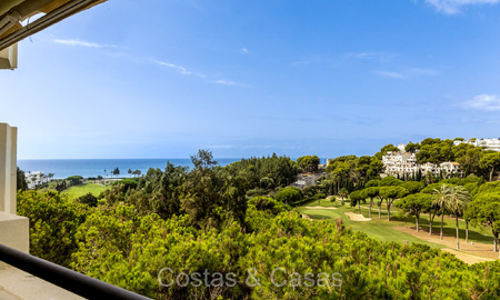 Amplio apartamento con espectaculares vistas al golf y al mar, a poca distancia de la playa en Marbella Este 74092