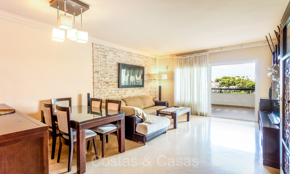 Amplio apartamento con espectaculares vistas al golf y al mar, a poca distancia de la playa en Marbella Este 74093