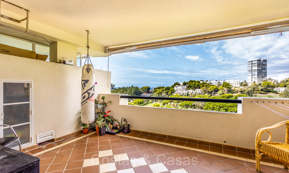 Amplio apartamento con espectaculares vistas al golf y al mar, a poca distancia de la playa en Marbella Este 74097