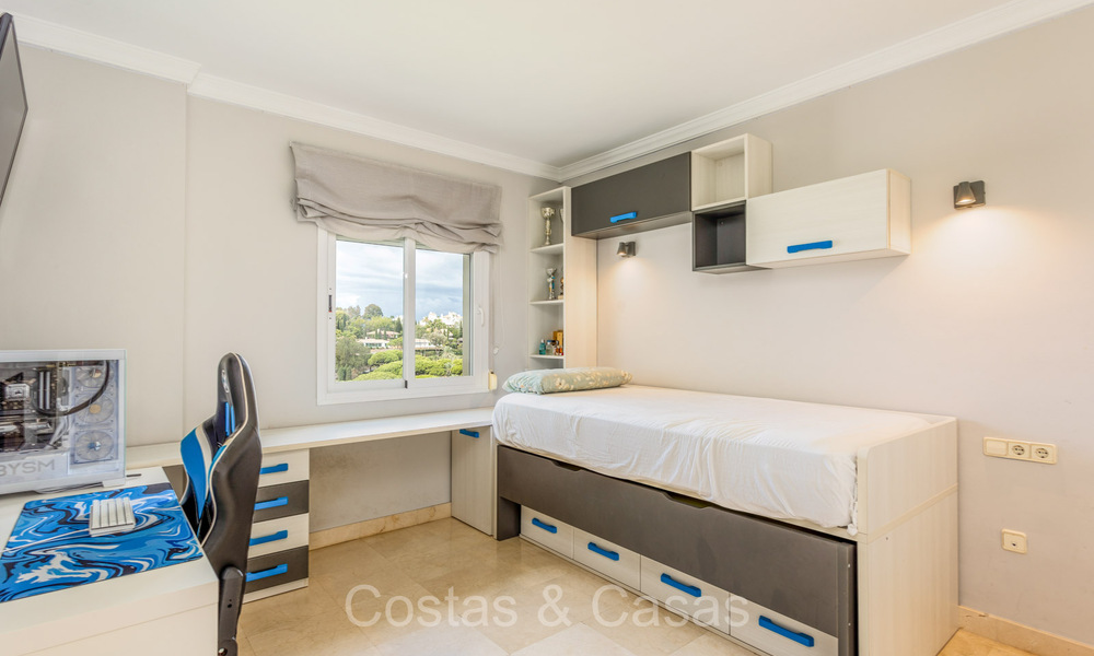 Amplio apartamento con espectaculares vistas al golf y al mar, a poca distancia de la playa en Marbella Este 74098