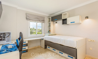 Amplio apartamento con espectaculares vistas al golf y al mar, a poca distancia de la playa en Marbella Este 74098 