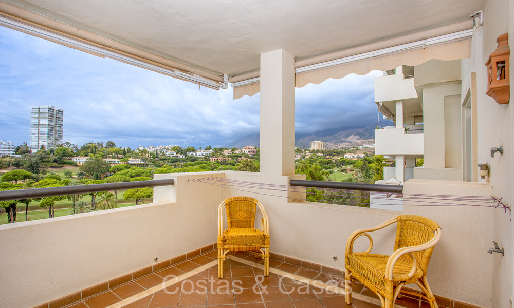 Amplio apartamento con espectaculares vistas al golf y al mar, a poca distancia de la playa en Marbella Este 74104