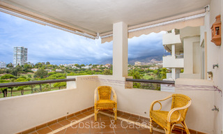 Amplio apartamento con espectaculares vistas al golf y al mar, a poca distancia de la playa en Marbella Este 74104 