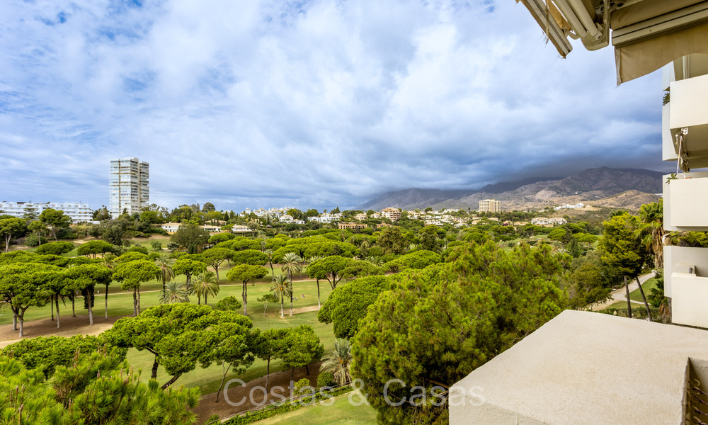 Amplio apartamento con espectaculares vistas al golf y al mar, a poca distancia de la playa en Marbella Este 74105