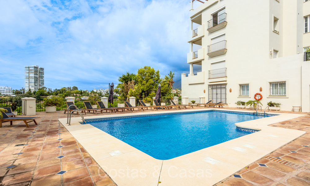 Amplio apartamento con espectaculares vistas al golf y al mar, a poca distancia de la playa en Marbella Este 74106