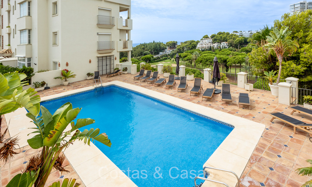 Amplio apartamento con espectaculares vistas al golf y al mar, a poca distancia de la playa en Marbella Este 74108