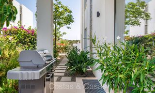 Moderna villa adosada lista para entrar a vivir con vistas al mar en venta, en el campo de golf en Marbella Este 74196 