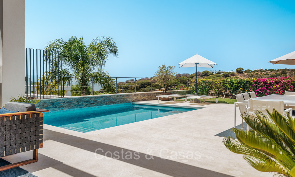 Moderna villa adosada lista para entrar a vivir con vistas al mar en venta, en el campo de golf en Marbella Este 74198