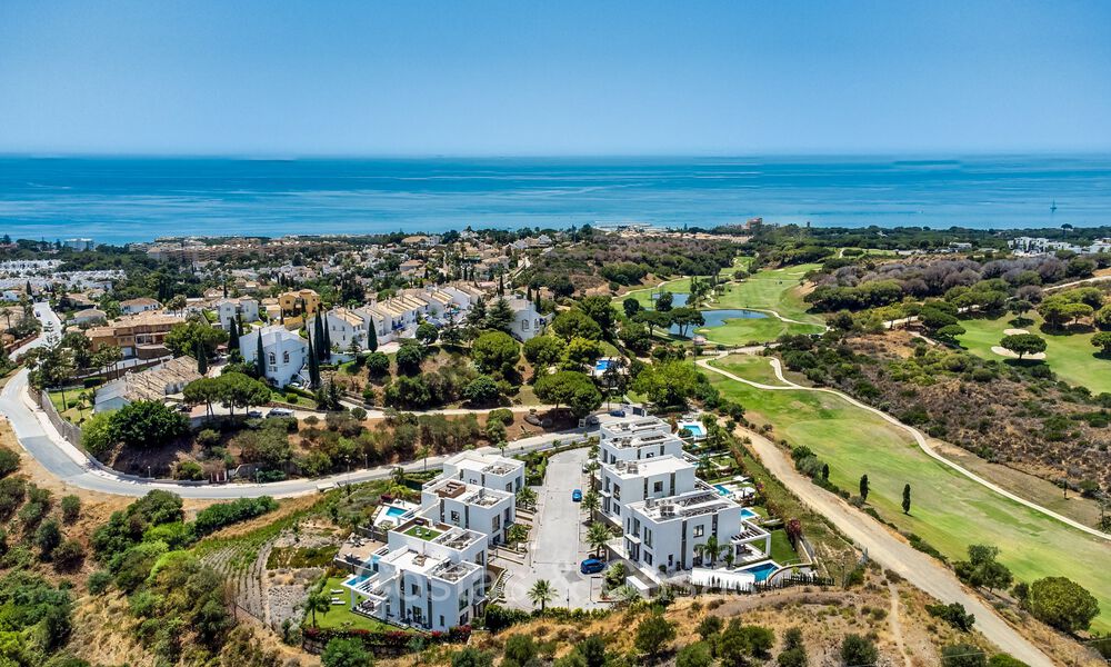 Moderna villa adosada lista para entrar a vivir con vistas al mar en venta, en el campo de golf en Marbella Este 74203