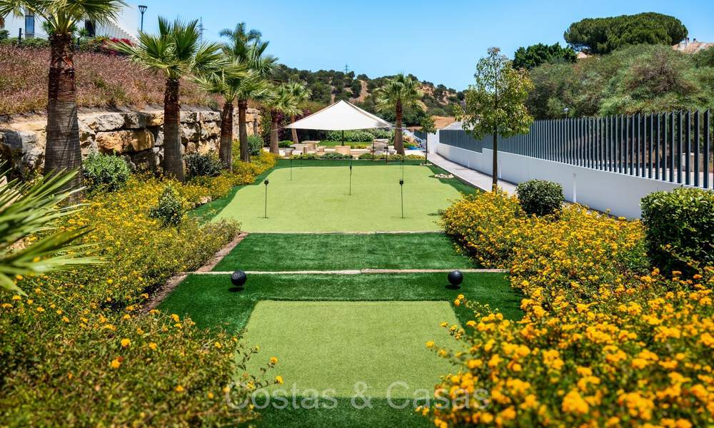 Moderna villa adosada lista para entrar a vivir con vistas al mar en venta, en el campo de golf en Marbella Este 74204