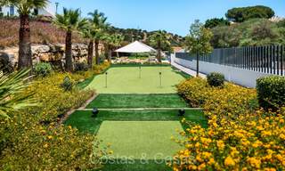 Moderna villa adosada lista para entrar a vivir con vistas al mar en venta, en el campo de golf en Marbella Este 74204 