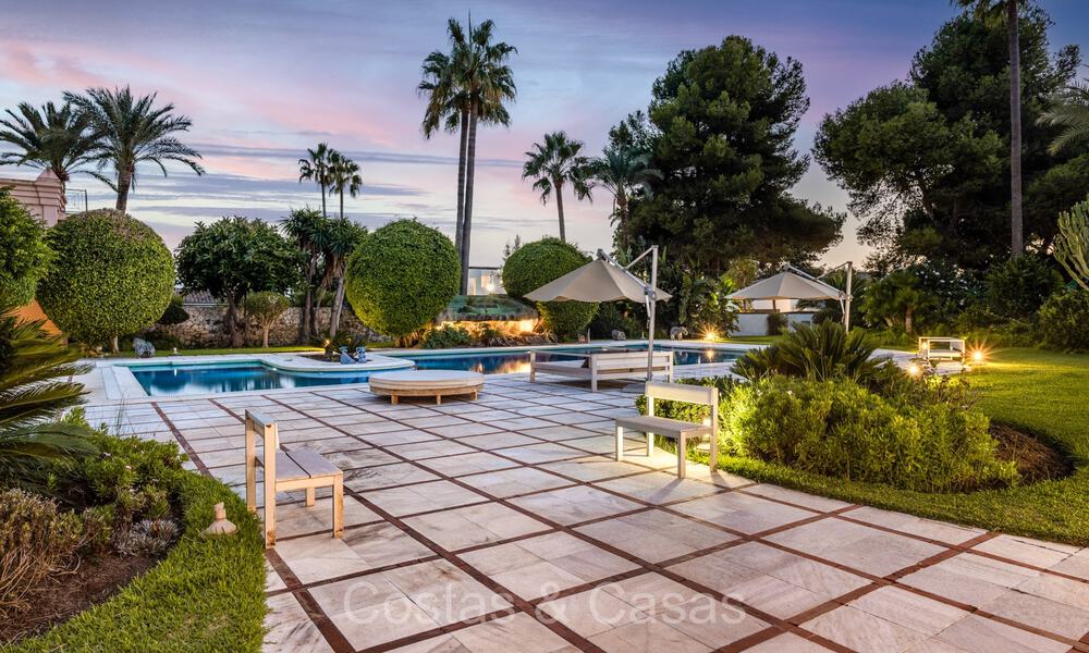 Impresionante villa de lujo en venta a un paso de la playa en la Nueva Milla de Oro entre Marbella y Estepona 74240