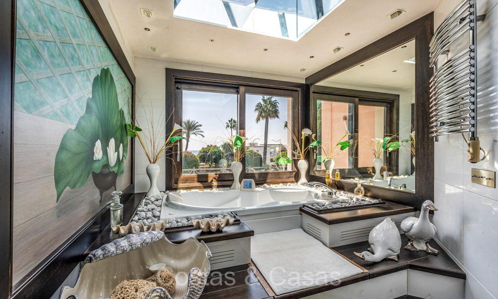 Impresionante villa de lujo en venta a un paso de la playa en la Nueva Milla de Oro entre Marbella y Estepona 74254