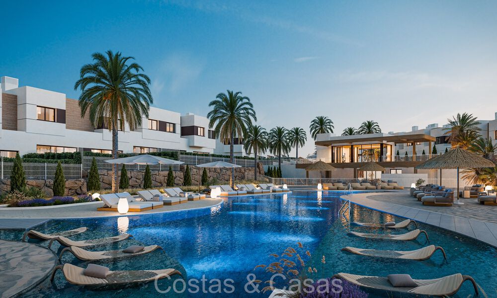 ¡Nuevo en el mercado! Casas adosadas en venta, a un paso de los campos de golf en Mijas Costa, Costa del Sol 74256