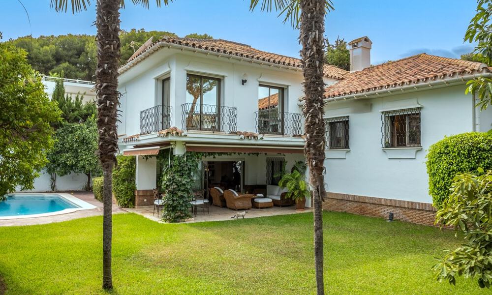 Encantadora villa mediterránea en venta a un paso de la playa en Los Monteros, al este del centro de Marbella 74332