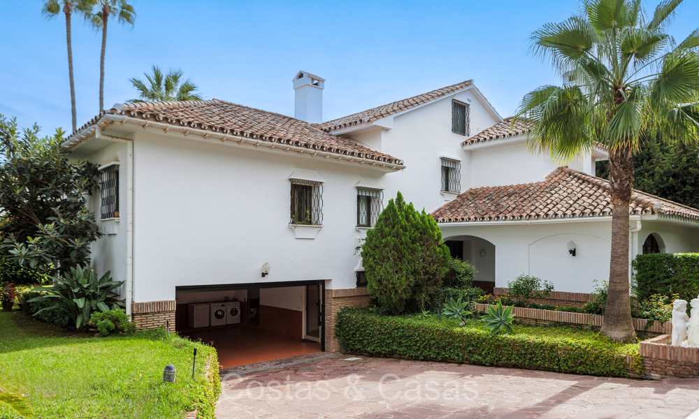 Encantadora villa mediterránea en venta a un paso de la playa en Los Monteros, al este del centro de Marbella 74338