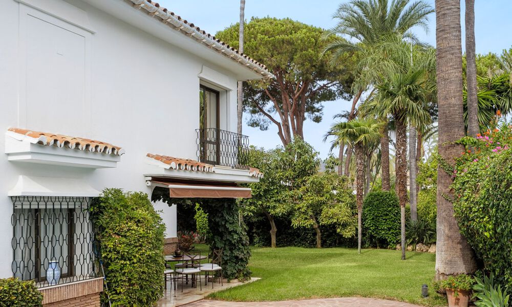 Encantadora villa mediterránea en venta a un paso de la playa en Los Monteros, al este del centro de Marbella 74339