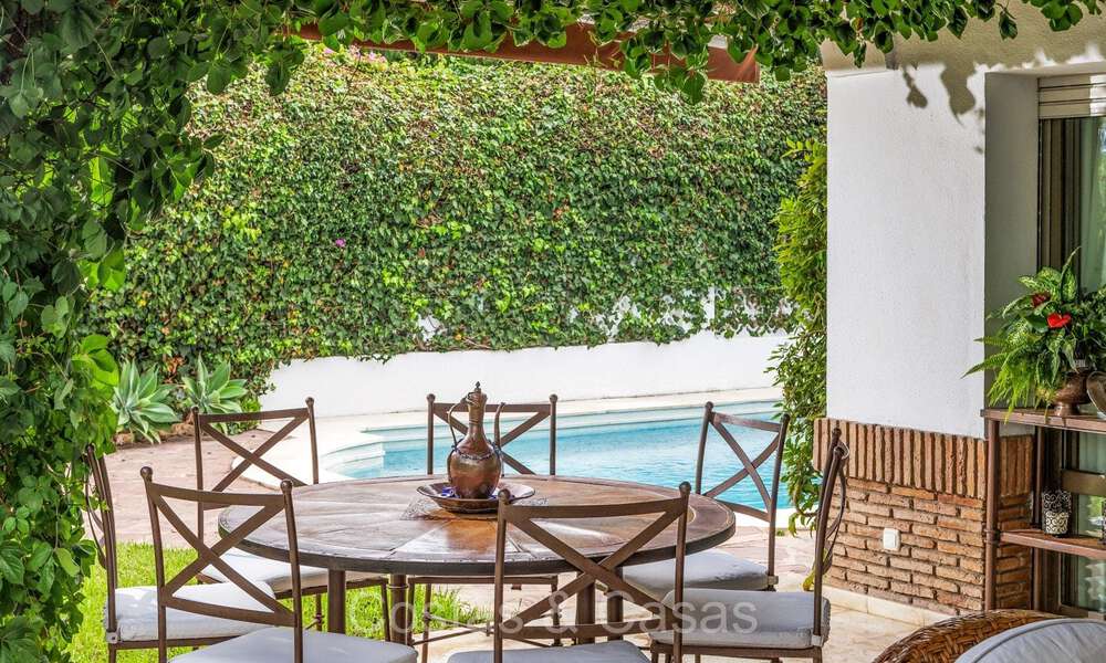 Encantadora villa mediterránea en venta a un paso de la playa en Los Monteros, al este del centro de Marbella 74348