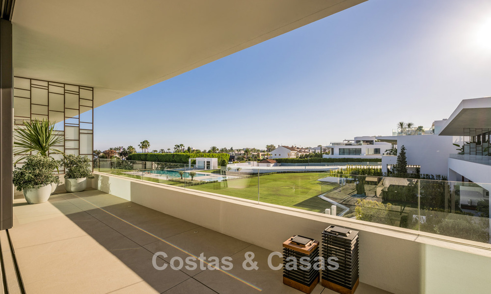 Casa de lujo lista para entrar a vivir en un innovador y lujoso complejo con vistas al mar, ubicada en la Milla de Oro de Marbella 74520