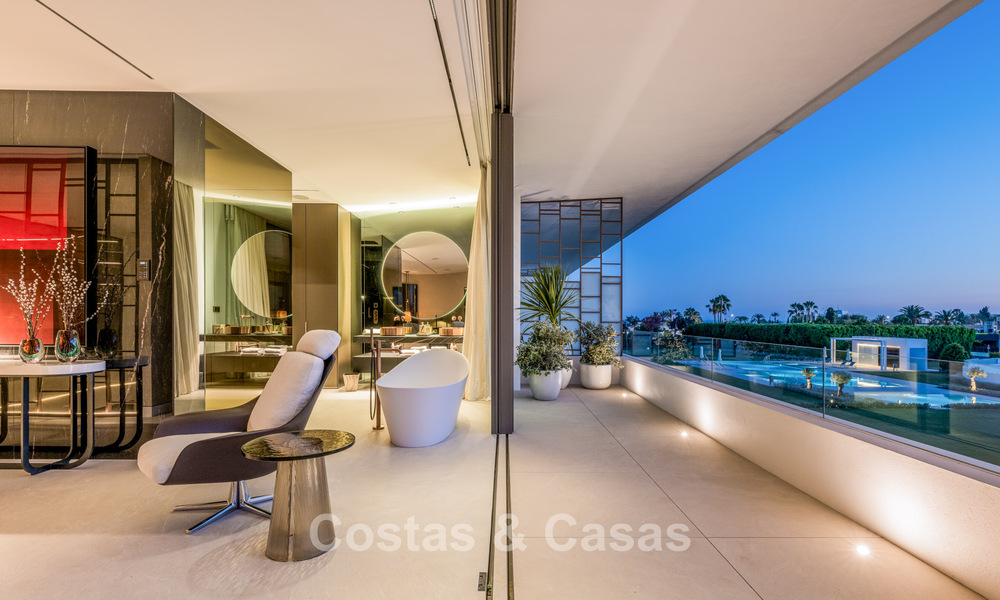 Casa de lujo lista para entrar a vivir en un innovador y lujoso complejo con vistas al mar, ubicada en la Milla de Oro de Marbella 74562