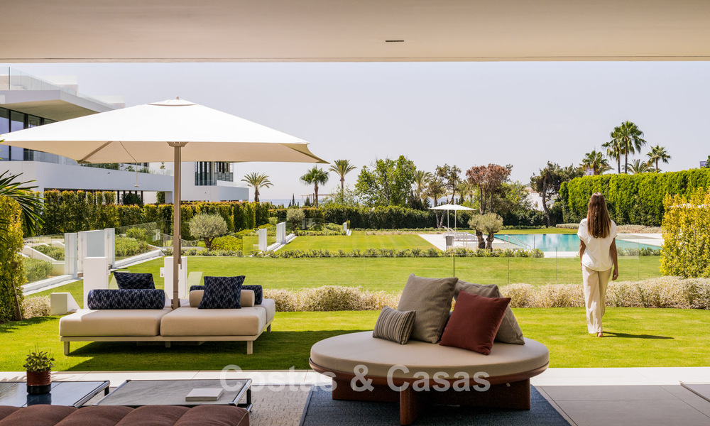 Sofisticada casa de lujo en venta en un complejo progresista con vistas panorámicas al mar en la Milla de Oro de Marbella 74570