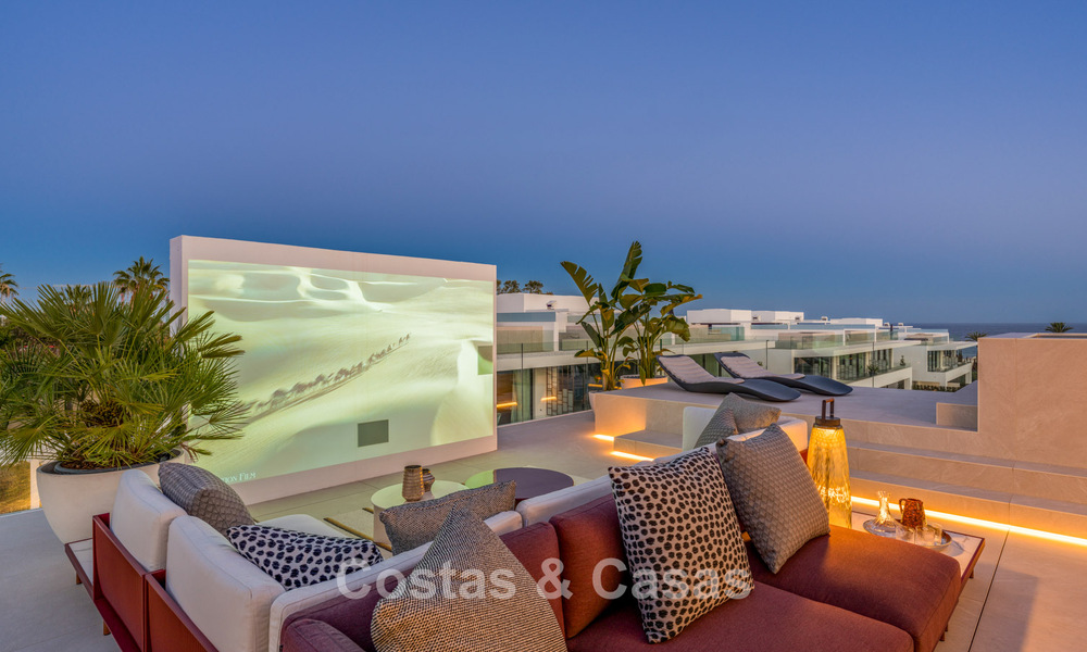 Sofisticada casa de lujo en venta en un complejo progresista con vistas panorámicas al mar en la Milla de Oro de Marbella 74572