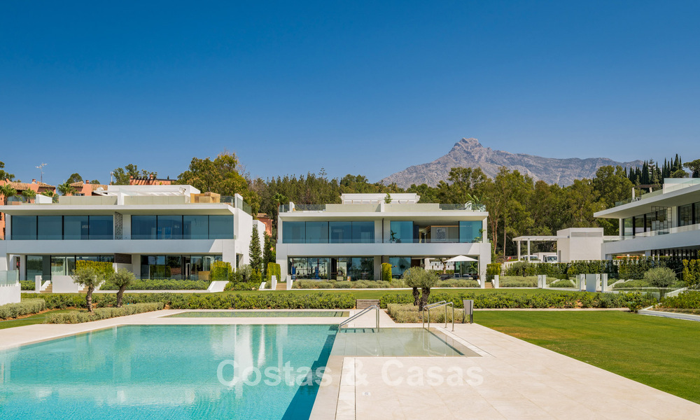 Sofisticada casa de lujo en venta en un complejo progresista con vistas panorámicas al mar en la Milla de Oro de Marbella 74576