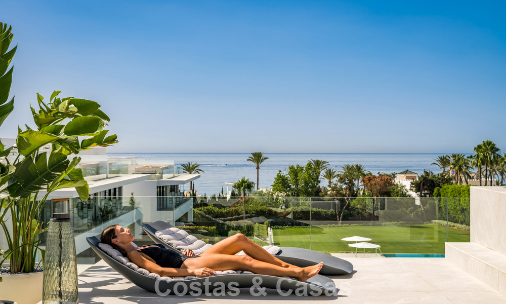 Sofisticada casa de lujo en venta en un complejo progresista con vistas panorámicas al mar en la Milla de Oro de Marbella 74580