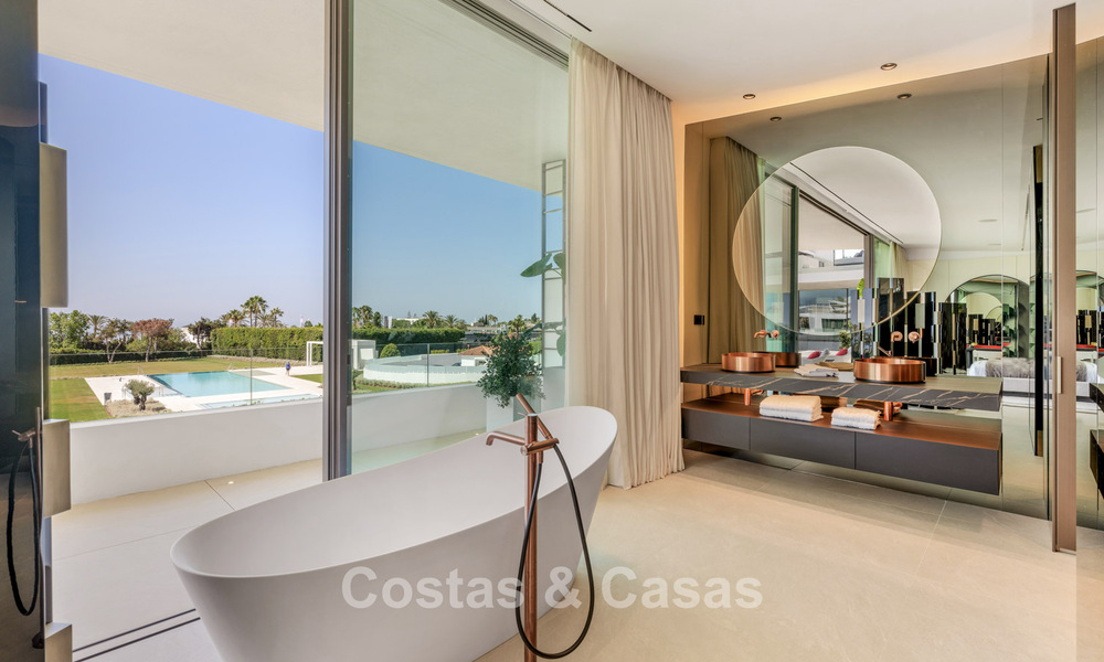 Sofisticada casa de lujo en venta en un complejo progresista con vistas panorámicas al mar en la Milla de Oro de Marbella 74587