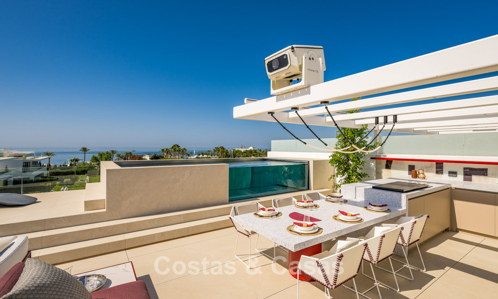 Sofisticada casa de lujo en venta en un complejo progresista con vistas panorámicas al mar en la Milla de Oro de Marbella 74593