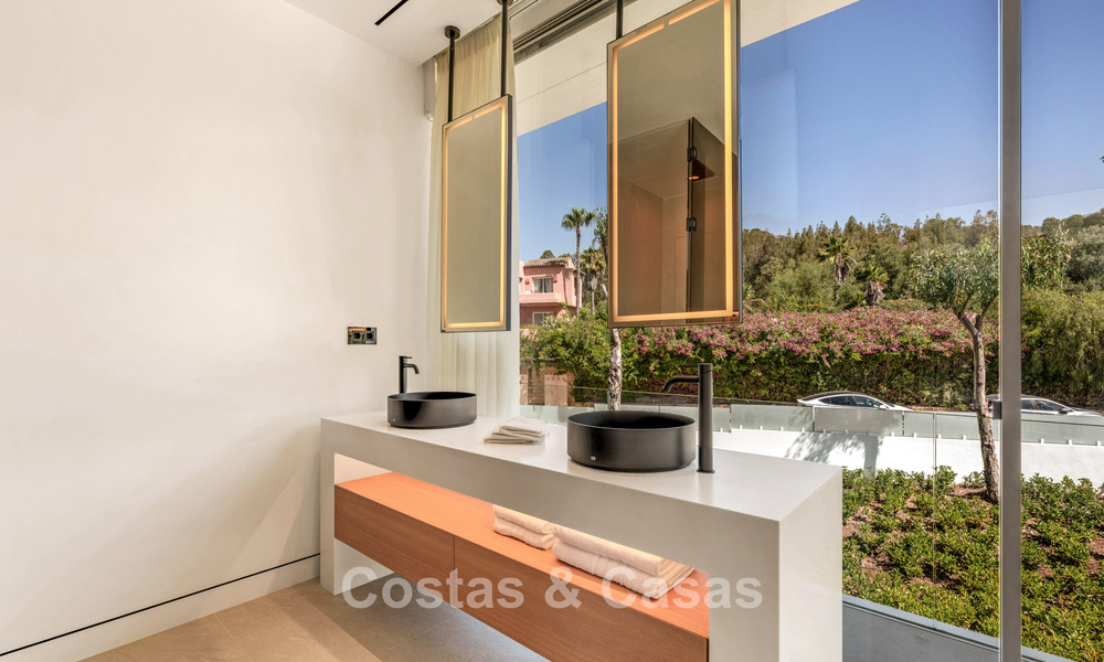 Sofisticada casa de lujo en venta en un complejo progresista con vistas panorámicas al mar en la Milla de Oro de Marbella 74594