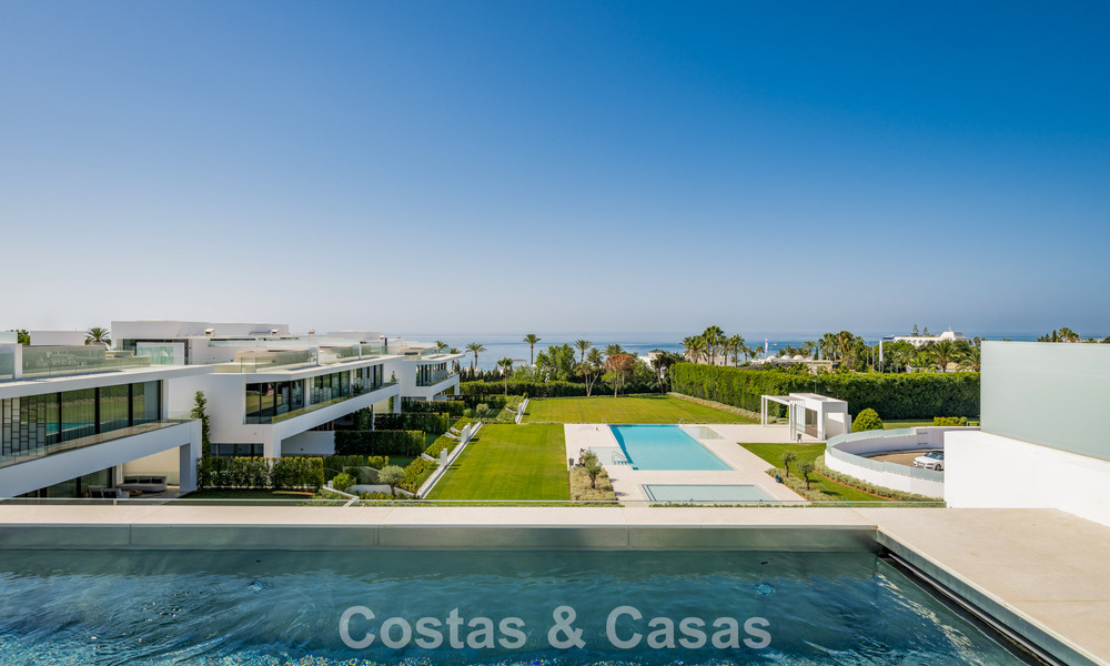 Sofisticada casa de lujo en venta en un complejo progresista con vistas panorámicas al mar en la Milla de Oro de Marbella 74600