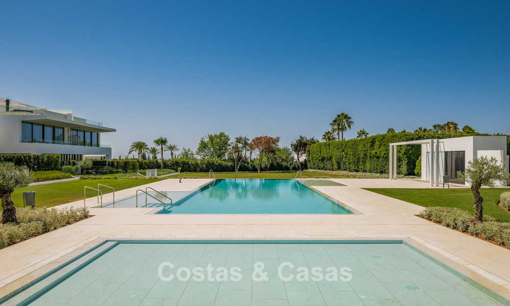 Sofisticada casa de lujo en venta en un complejo progresista con vistas panorámicas al mar en la Milla de Oro de Marbella 74603