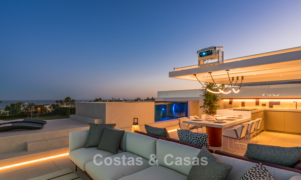 Sofisticada casa de lujo en venta en un complejo progresista con vistas panorámicas al mar en la Milla de Oro de Marbella 74605