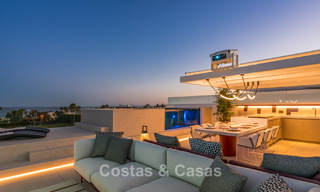 Sofisticada casa de lujo en venta en un complejo progresista con vistas panorámicas al mar en la Milla de Oro de Marbella 74605 