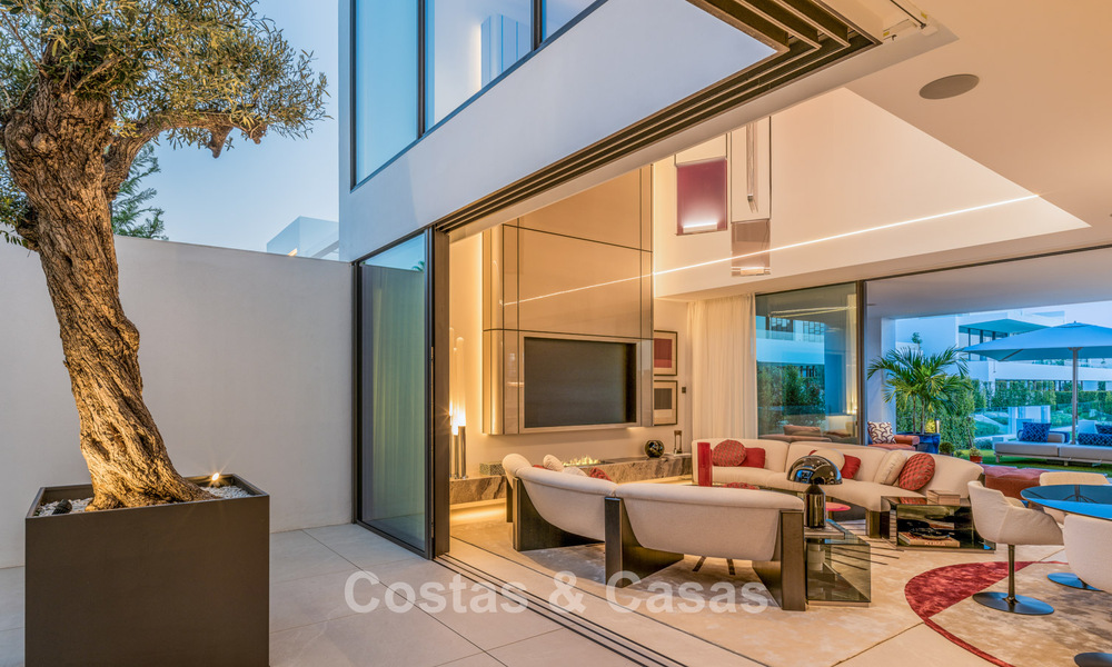 Sofisticada casa de lujo en venta en un complejo progresista con vistas panorámicas al mar en la Milla de Oro de Marbella 74621