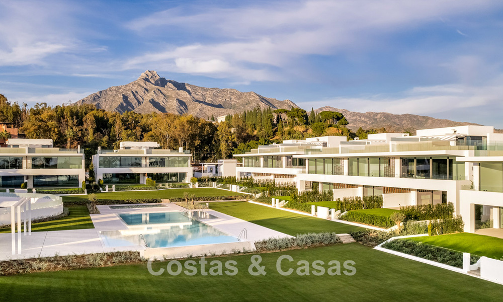 Sofisticada casa de lujo en venta en un complejo progresista con vistas panorámicas al mar en la Milla de Oro de Marbella 74623