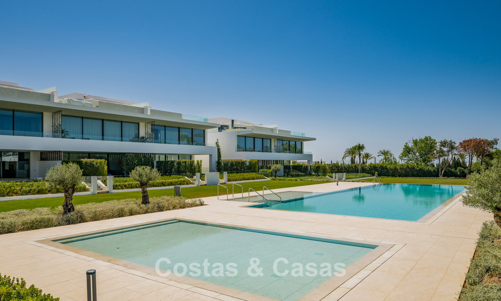 Sofisticada casa de lujo en venta en un complejo progresista con vistas panorámicas al mar en la Milla de Oro de Marbella 74625