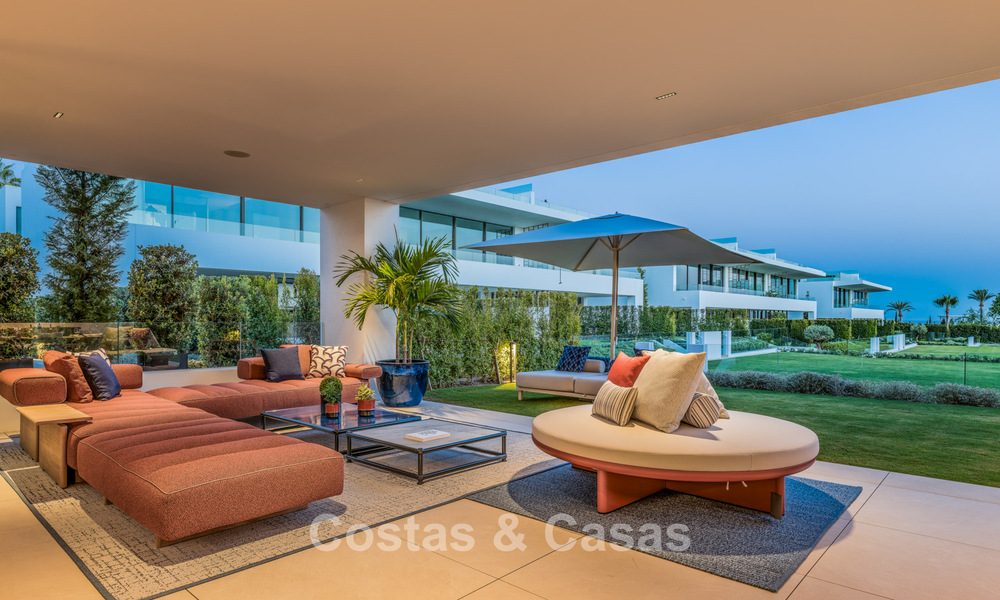 Sofisticada casa de lujo en venta en un complejo progresista con vistas panorámicas al mar en la Milla de Oro de Marbella 74626