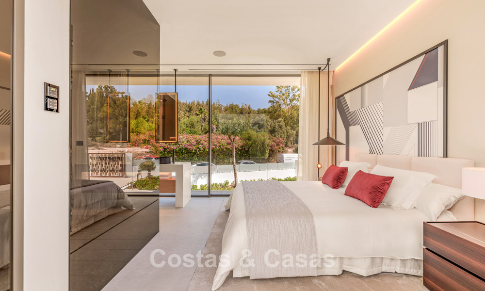 Sofisticada casa de lujo en venta en un complejo progresista con vistas panorámicas al mar en la Milla de Oro de Marbella 74627