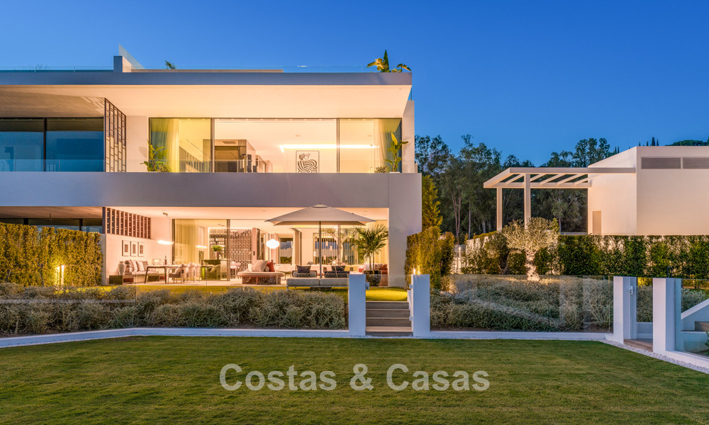 Sofisticada casa de lujo en venta en un complejo progresista con vistas panorámicas al mar en la Milla de Oro de Marbella 74630