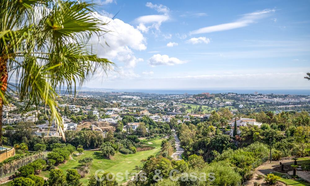 Ático en primera línea de golf con vistas al golf y al mar en venta en una urbanización cerrada en Benahavis - Marbella 74733