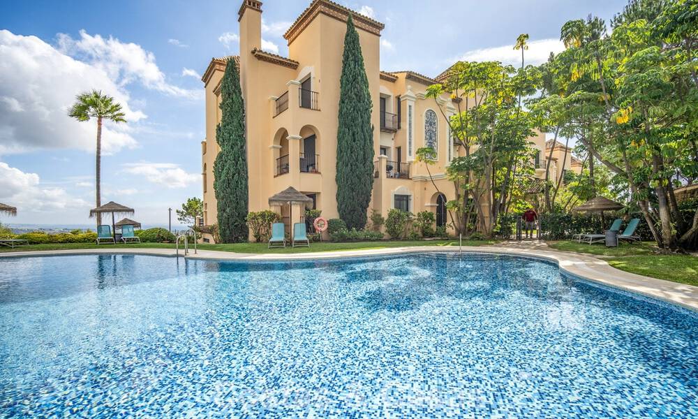 Ático en primera línea de golf con vistas al golf y al mar en venta en una urbanización cerrada en Benahavis - Marbella 74736