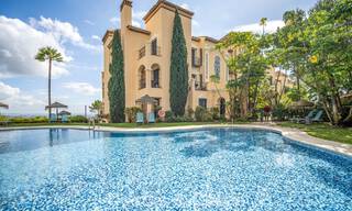 Ático en primera línea de golf con vistas al golf y al mar en venta en una urbanización cerrada en Benahavis - Marbella 74736 