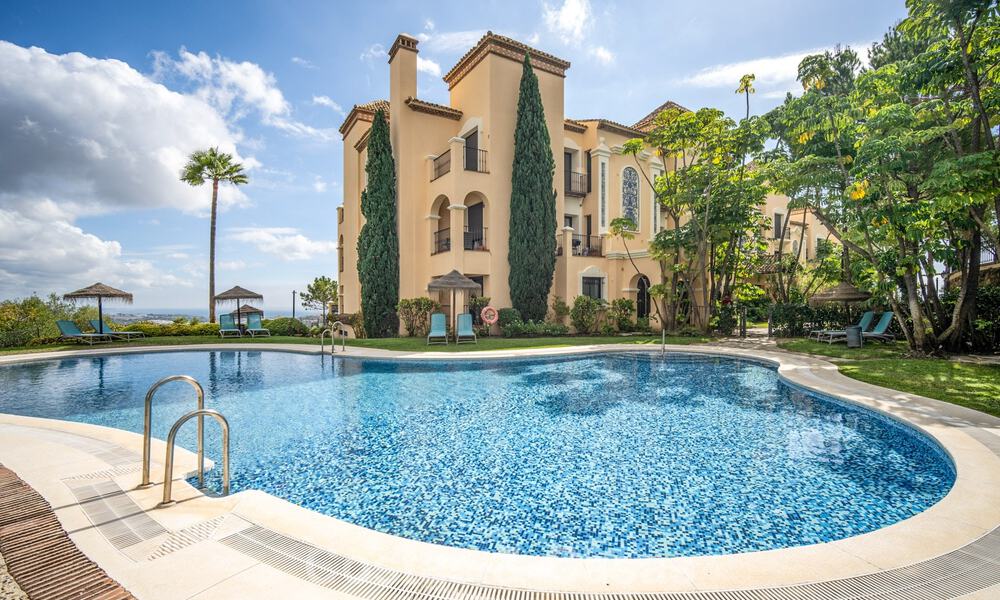 Ático en primera línea de golf con vistas al golf y al mar en venta en una urbanización cerrada en Benahavis - Marbella 74737