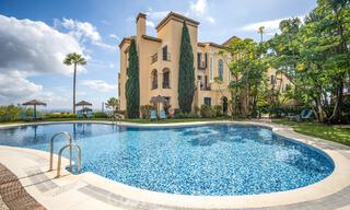 Ático en primera línea de golf con vistas al golf y al mar en venta en una urbanización cerrada en Benahavis - Marbella 74737 