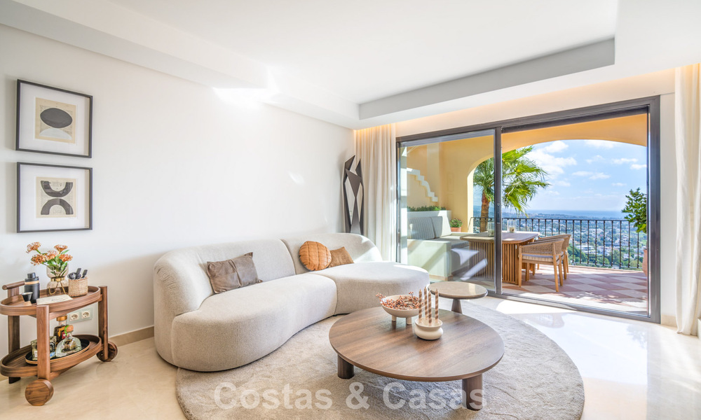 Ático en primera línea de golf con vistas al golf y al mar en venta en una urbanización cerrada en Benahavis - Marbella 74738